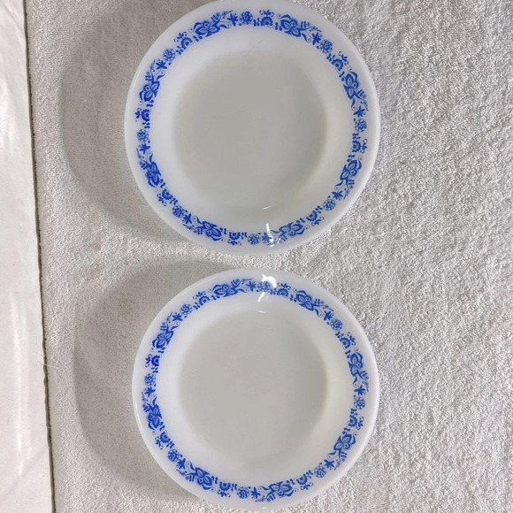 Vintage Termo-Rey Milk  Glass Dinner Plates W Blue Floral Pattern x2 - Picture 2 of 9